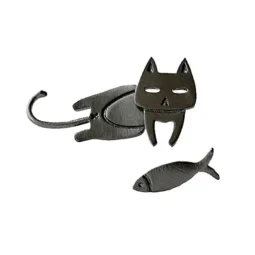 Brinco Assimétrico Gato & Peixinho – Hipoalergênico